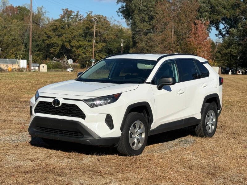 2021 Toyota RAV4 LE's photo