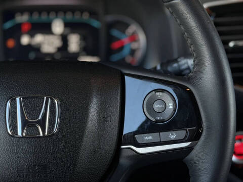 2022 Honda Pilot Touring w/Rear Captain's Chairs