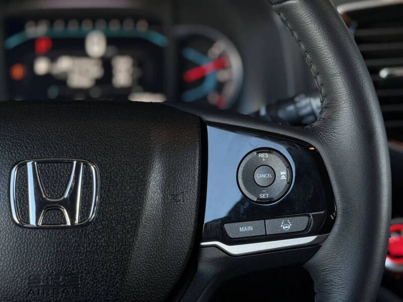 2022 Honda Pilot Touring w/Rear Captain's Chairs