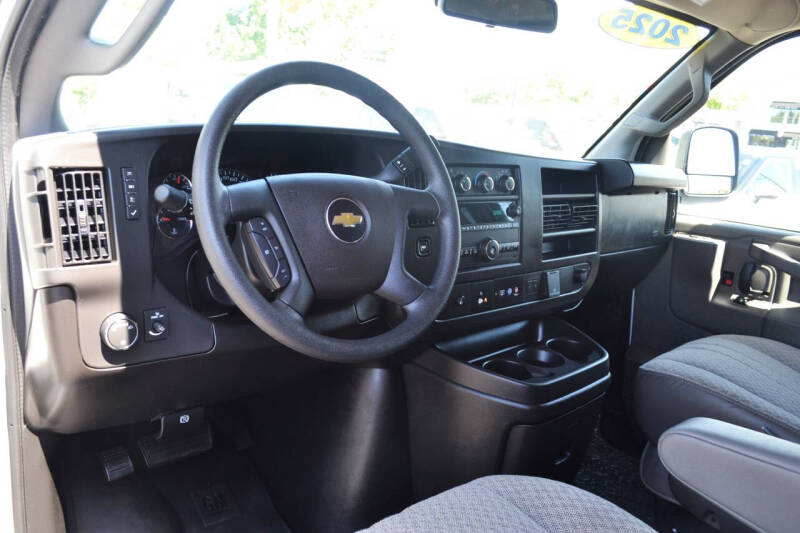 2025 Chevrolet Express LT 3500