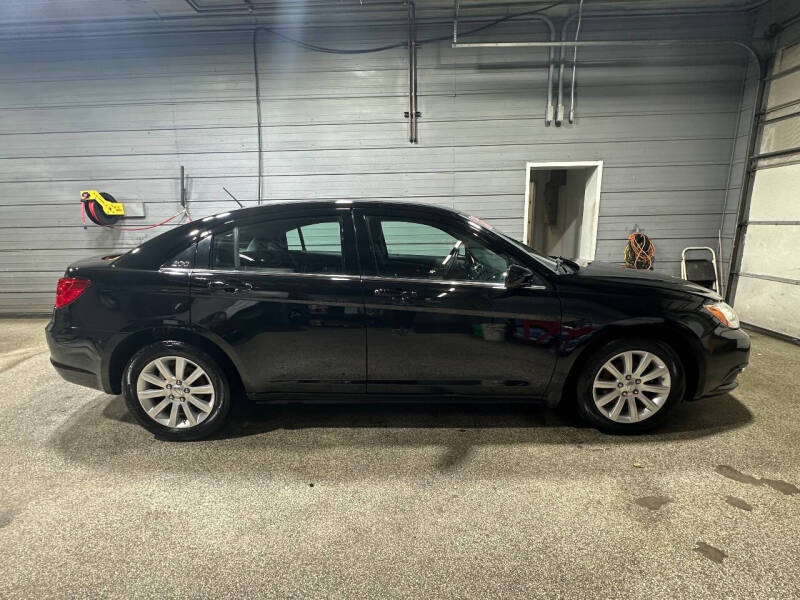 2012 Chrysler 200 Touring photo 2