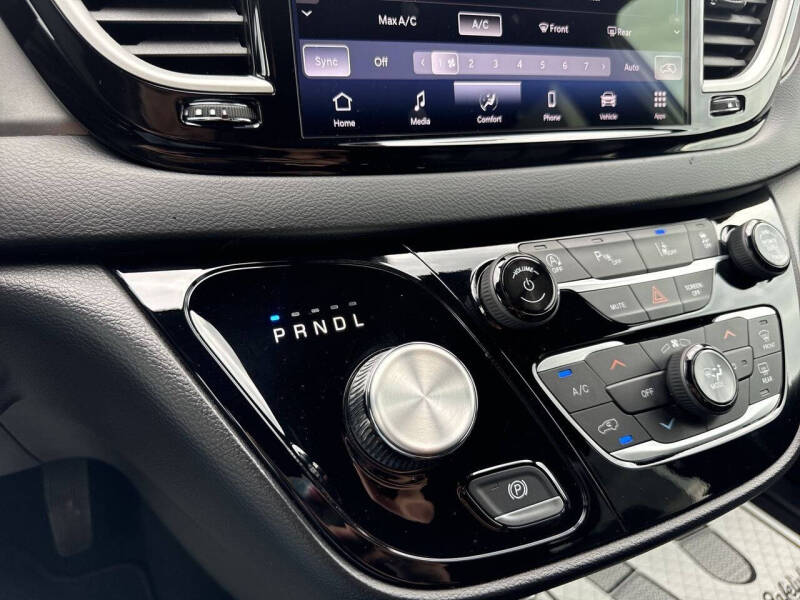 2025 Chrysler Pacifica Select