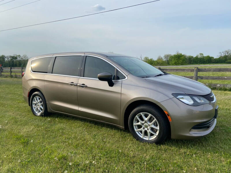2017 Chrysler Pacifica for sale at Hitt & Mis Auto in Cape Girardeau MO