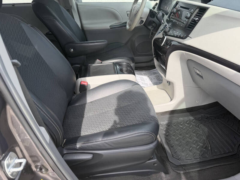 2014 Toyota Sienna SE 8-Passenger