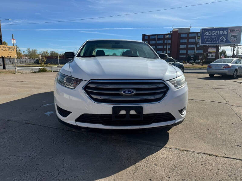 2015 Ford Taurus SE photo 5