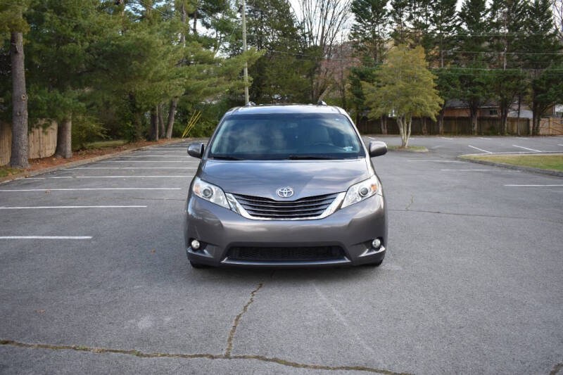 2015 Toyota Sienna XLE photo 9