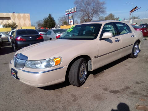 2001 Lincoln Town Car for sale at Larry's Auto Sales Inc. in Fresno CA