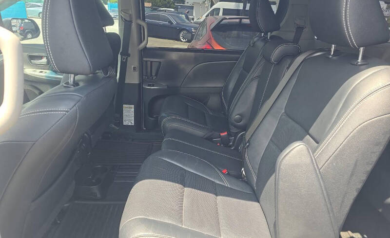 2017 Toyota Sienna SE 8-Passenger