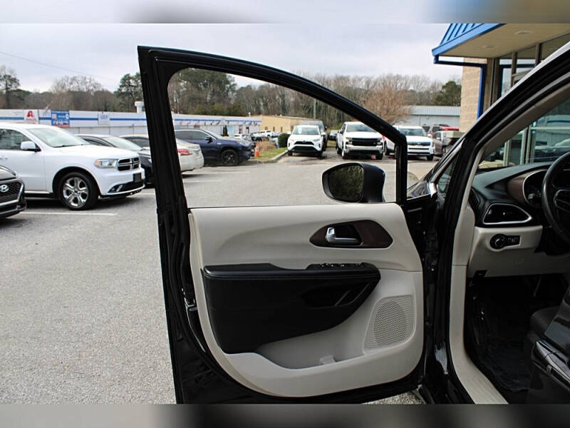 2022 Chrysler Voyager LX