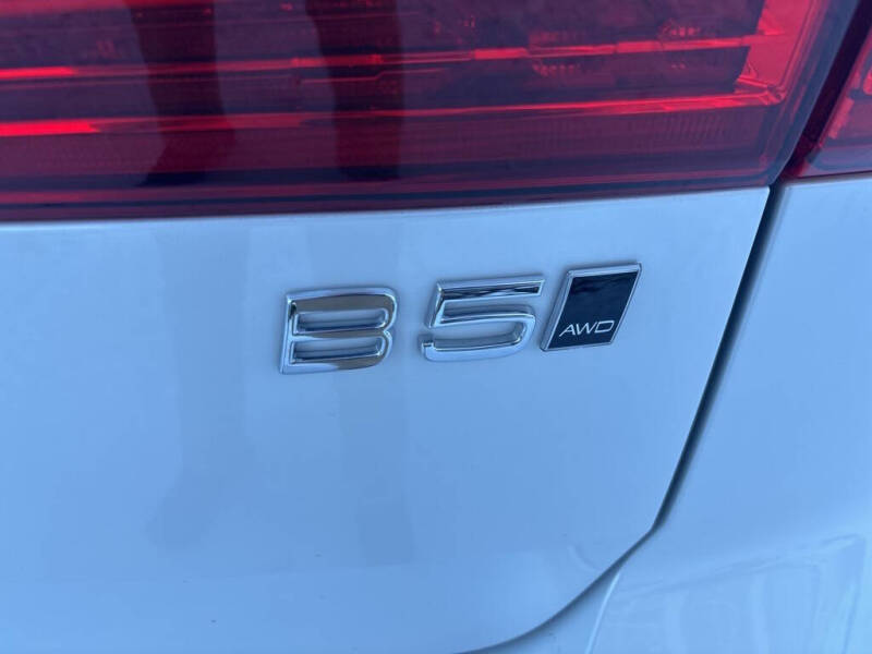 2025 Volvo XC60 B5 Core Dark Theme