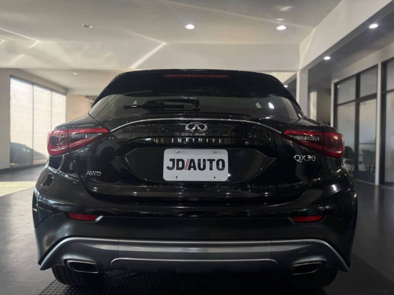 2017 Infiniti QX30 Premium