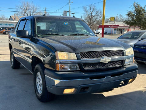 2004 Chevrolet Avalanche for sale at Cash Car Outlet in Mckinney TX