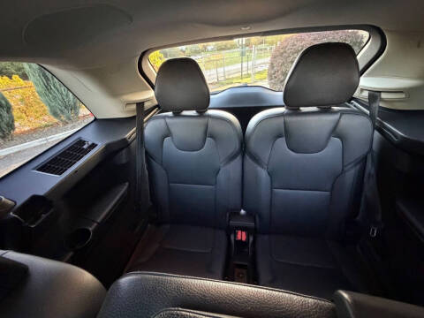 2016 Volvo XC90 T6 Momentum