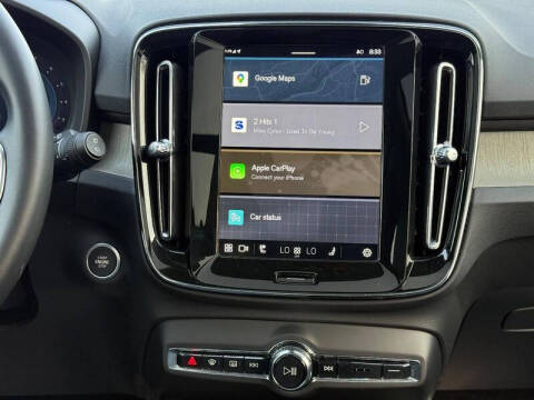 2025 Volvo XC40 B5 Core Bright Theme