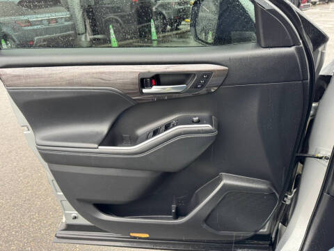 2022 Toyota Highlander Hybrid Platinum