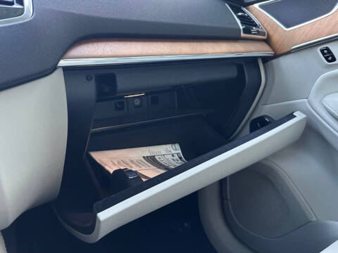 2022 Volvo XC90 T6 Momentum 7-Passenger