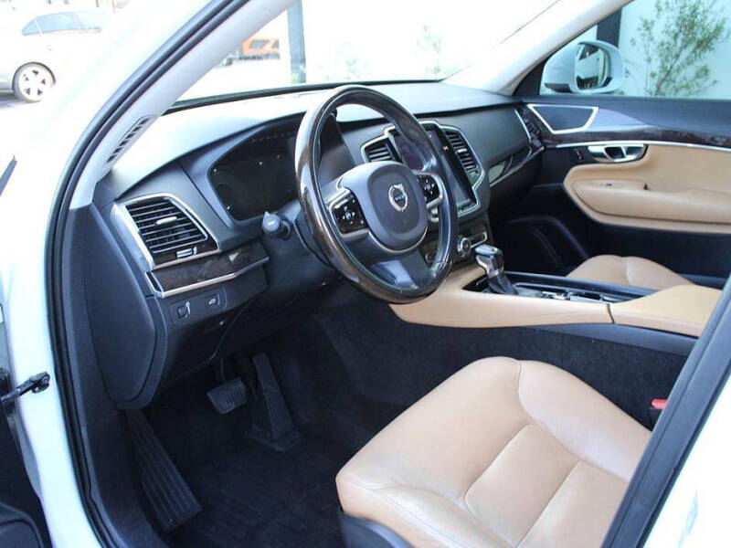 2016 Volvo XC90 T6 Momentum