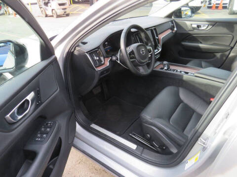 2024 Volvo S60 B5 Plus Dark Theme