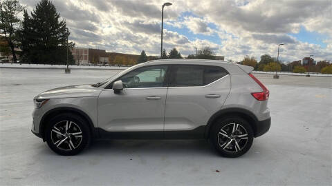 2025 Volvo XC40 B5 Core Bright Theme