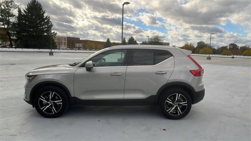 2025 Volvo XC40 B5 Core Bright Theme