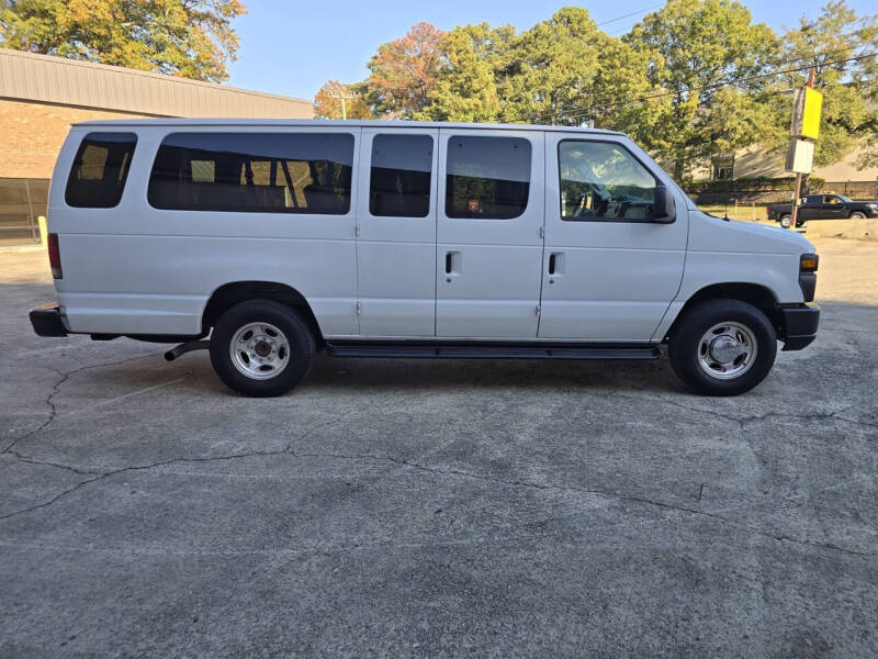 2010 Ford E-Series Econoline Wagon XLT photo 4