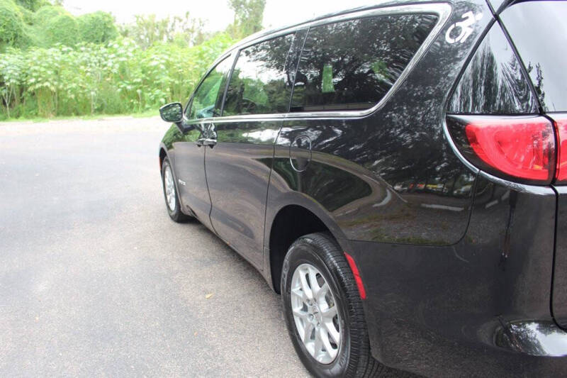 2023 Chrysler Voyager LX
