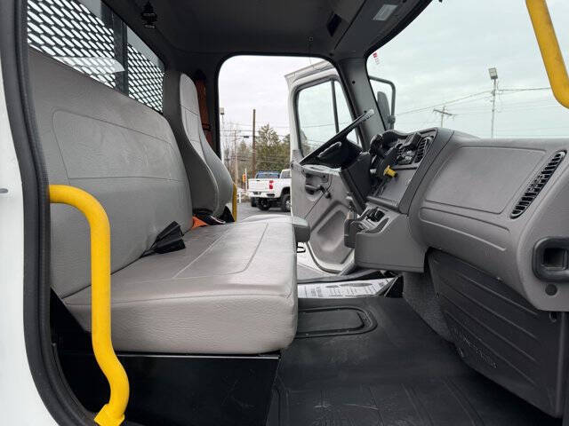 2023 Freightliner M2 106