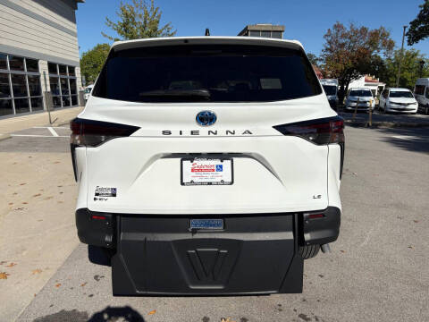 2025 Toyota Sienna LE 8-Passenger