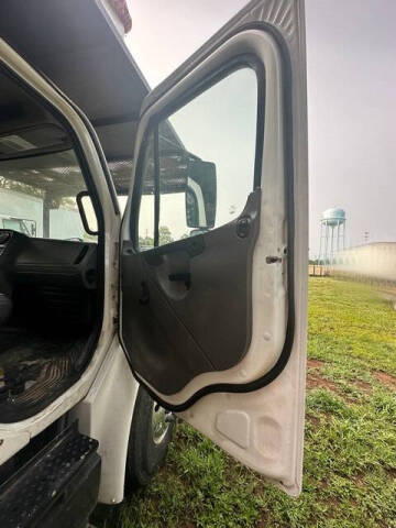 2012 Freightliner M2 106