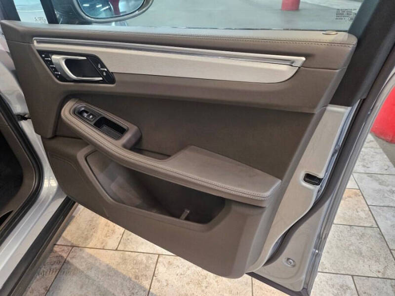 2023 Porsche Macan T