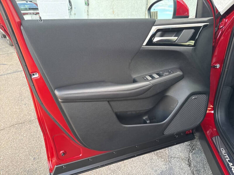 2025 Mitsubishi Outlander ES