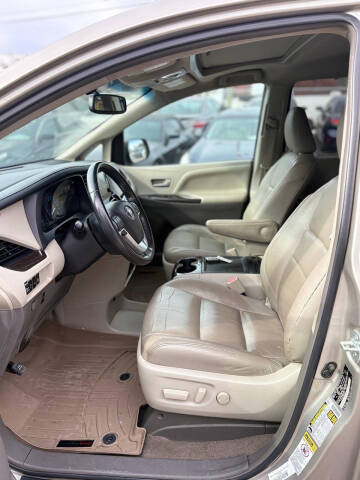 2017 Toyota Sienna XLE Premium 8-Passenger