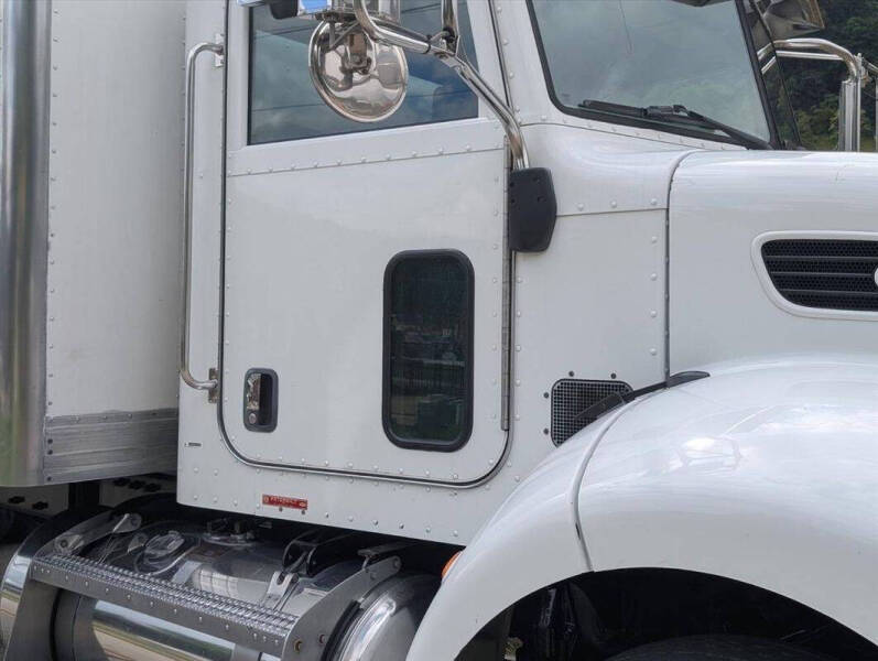 2007 Peterbilt 335