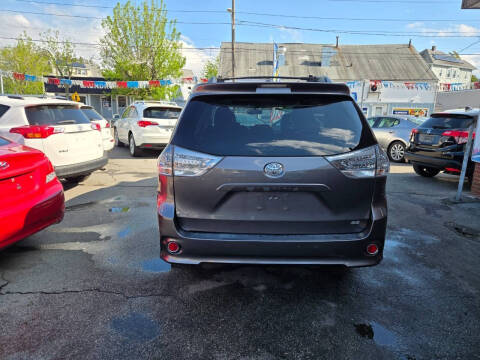 2014 Toyota Sienna SE 8-Passenger