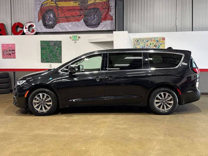2024 Chrysler Pacifica Plug-In Hybrid Select