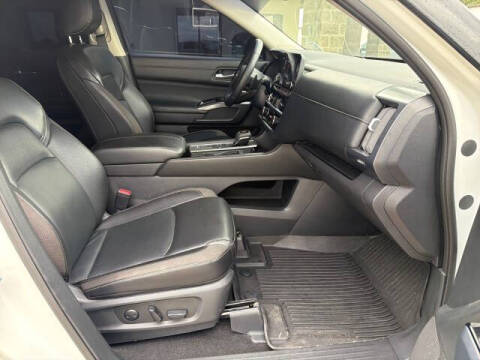 2024 Nissan Pathfinder SL