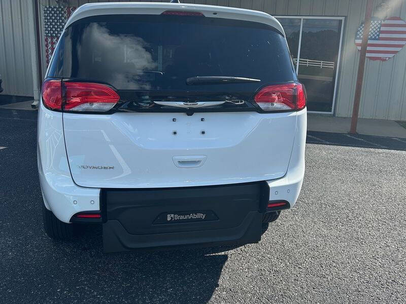 2025 Chrysler Voyager LX