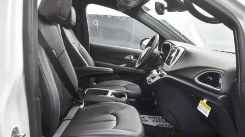 2025 Chrysler Voyager LX