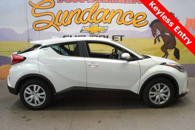 2021 Toyota C-HR LE's photo