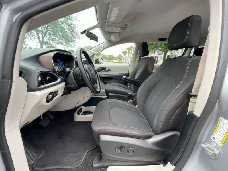 2021 Chrysler Voyager LX