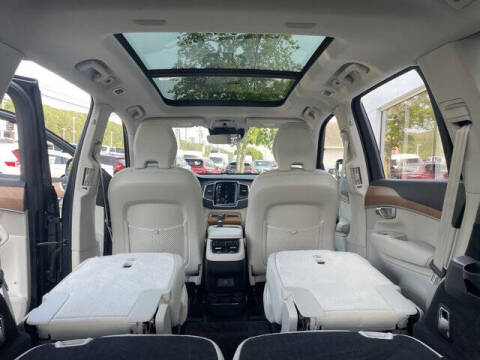 2022 Volvo XC90 T6 Momentum 6-Passenger