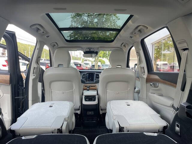 2022 Volvo XC90 T6 Momentum 6-Passenger