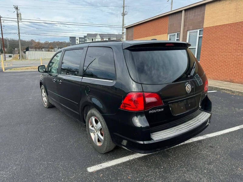 2011 Volkswagen Routan SE