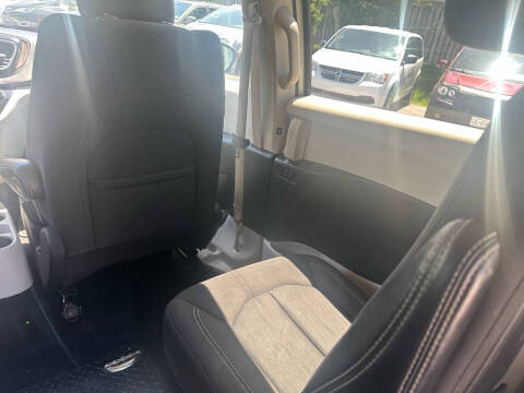 2023 Chrysler Voyager LX