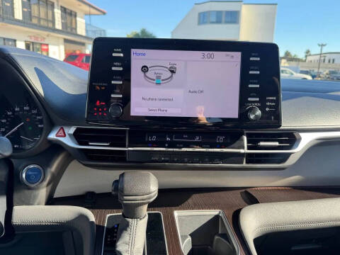 2022 Toyota Sienna LE 8-Passenger