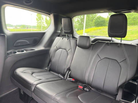 2027 Chrysler Pacifica Select