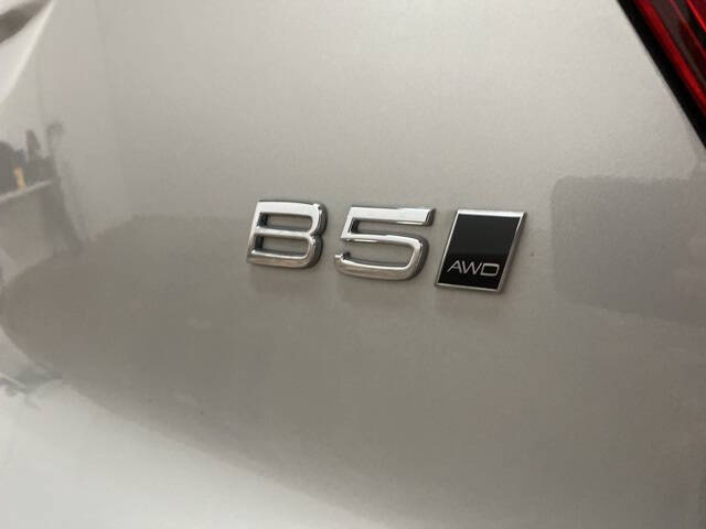 2025 Volvo XC40 B5 Plus Bright Theme