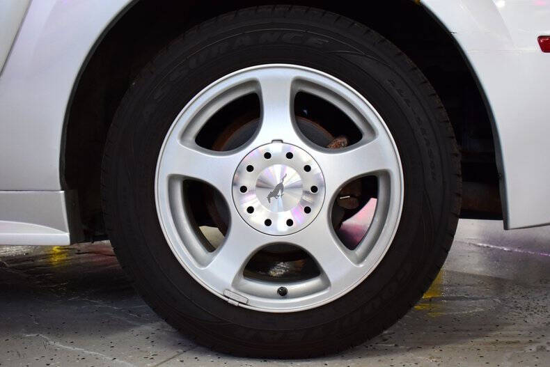 2004 Ford Mustang Deluxe