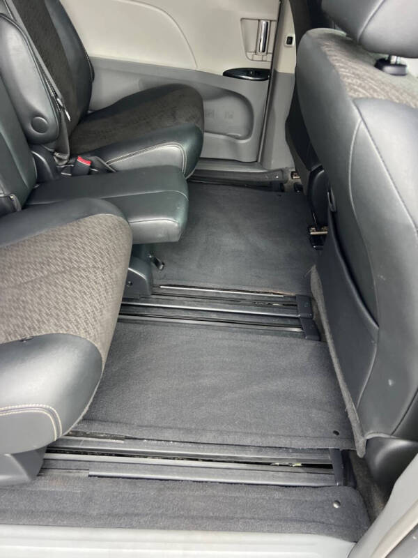 2013 Toyota Sienna SE 8-Passenger