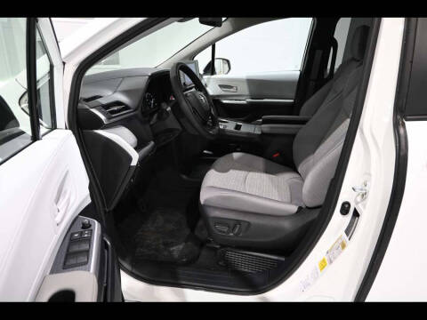 2025 Toyota Sienna LE 8-Passenger